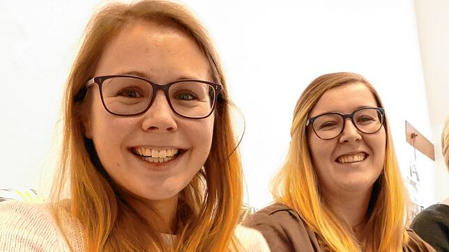 Die Schulsozialarbeiterinnen Lisa Weishaar und Marisa Kern (von links) sind optimistisch, dass geeignete Nachfolger gefunden werden ...