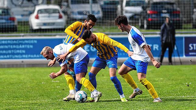 Kai Huber (F.A.L., links) versucht sich hier gegen den Singener Eduard Mladoniczky (Mitte) zu behaupten. In Lauerstellung: Timo Senn ...