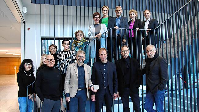 Feier einer Teamleistung: OB Martin Gruner (vorne 2. v.l.) überreichte die Plakette des Hugo-Häring-Preises an Michael Duffner (vorne ...