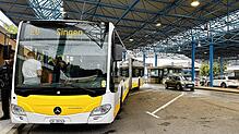 Der Bus, der als Ersatzverkehr die Strecke von Schaffhausen nach Singen befährt, ist gerappelt voll. Am Zoll mussten die Fahrgäste für ...