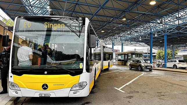 Der Bus, der als Ersatzverkehr die Strecke von Schaffhausen nach Singen befährt, ist gerappelt voll. Am Zoll mussten die Fahrgäste für ...