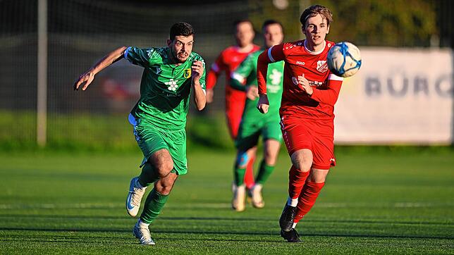 Siegtreffer: Yannik Behringer (rechts) erlöste den FC Schönau beim 2:1-Erfolg beim SV Herten mit dem entscheidenden Treffer.