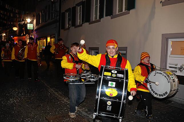 Bild 25: Konstanzer Straßenfasnacht 2025: Am Rosenmontag steigt die Stimmung nochmals