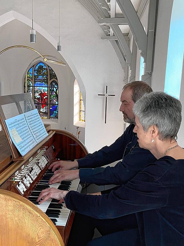 Claudia Griesser und Klaus Bürger in der evangelischen Christuskirche Tiengen.