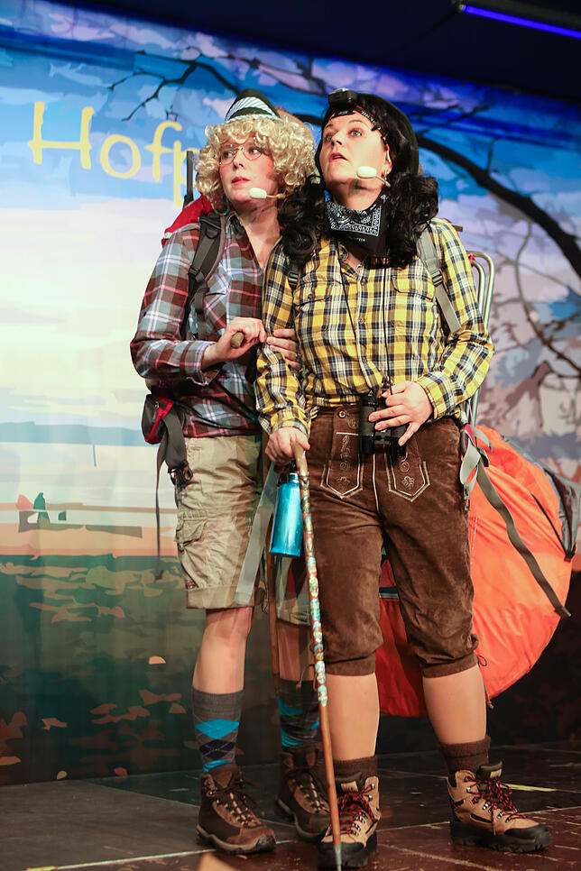 Nachts im Wald: Sabrina Wernet und Sarah Schulz.
