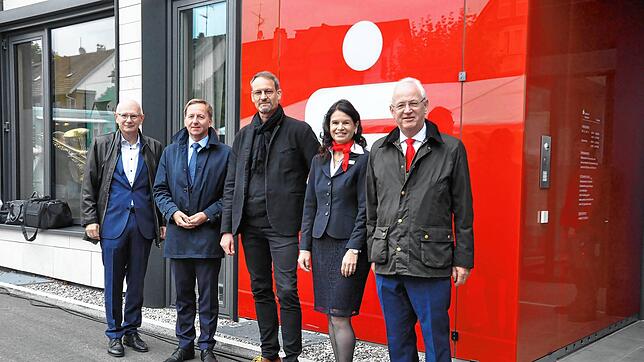 Freuen sich über das neue Sparkassen-Center in Tiengen (von links): Wolf Morlock (stellvertretender Vorstandsvorsitzender), ...