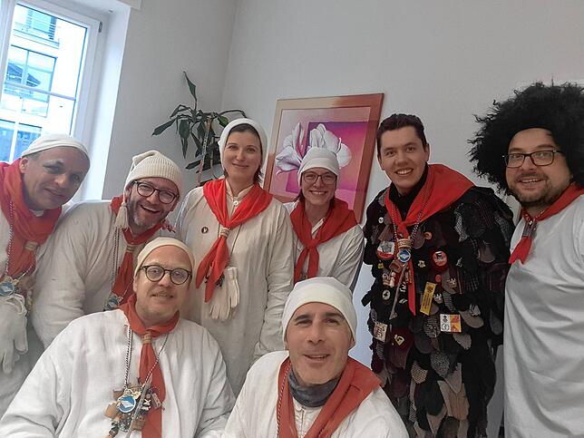 Auch Abordnungen der Narro-Zunft, hier: Norbert Wassmer, Zunftmeister Stephan Vatter, Vize Florian Schwald, Florian Amrein und Timon ...