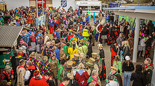 Große Feier im kleinen Heudorf: Die Partymeile bei der Hochbuchhalle war an beiden Tagen Dreh und Angelpunkt für Zünfte und Besucher. ...