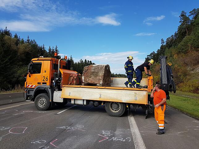 Bild 33: Bilder vom Abtransport des Felsbrockens auf der A81 nach dem Unfall nahe Trossingen