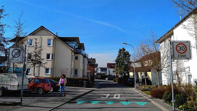 Was denn nun? Anfang und Ende einer Tempo-30-Zone fallen im Mühlenweg in Wollmatingen zusammen.