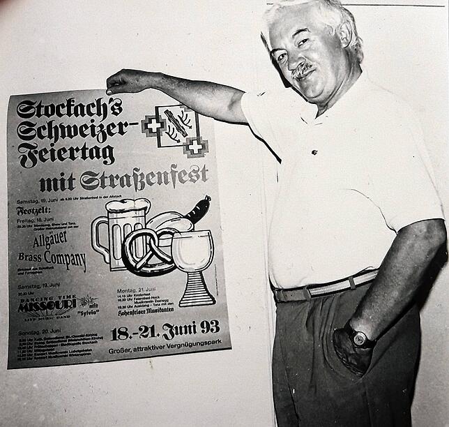 Peter Kaufmann 1993 mit dem Plakat des Schweizer Feiertags.