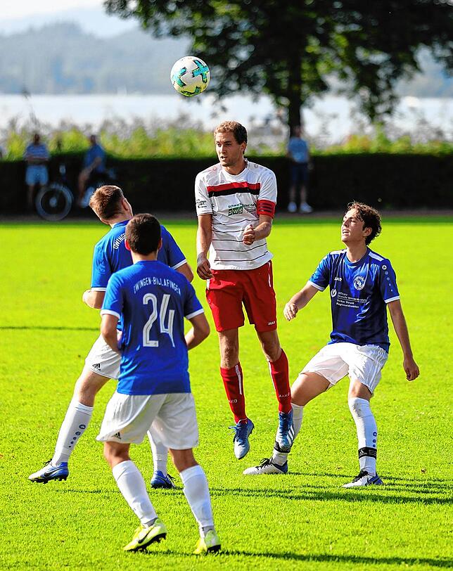 Lukas Gasser von der SG Reichenau/R.-Waldsiedlung (weißes Trikot) beim Spiel gegen die Spfr Owingen-Bilafingen