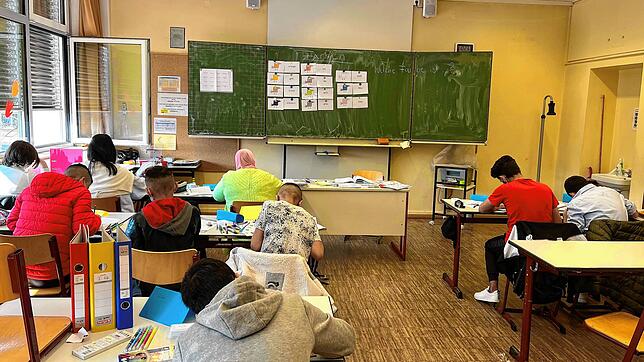 Büffeln für die deutsche Sprache: Flüchtlingskinder in der Vorbereitungsklasse an der Hans-Thoma-Gemeinschaftsschule in Bad Säckingen, ...
