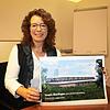 Marion Freund ist Vorstandsvorsitzende der Ernie-Schmitt-Hospizstiftung in Überlingen und präsentiert die Baupläne.