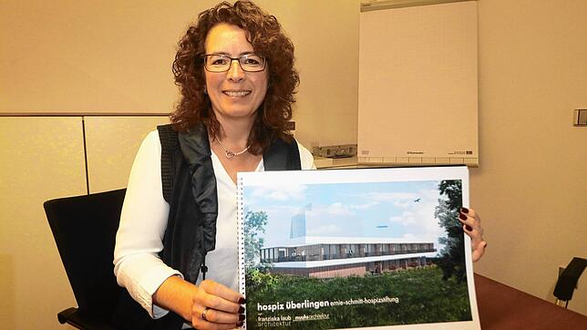 Marion Freund ist Vorstandsvorsitzende der Ernie-Schmitt-Hospizstiftung in Überlingen und präsentiert die Baupläne.