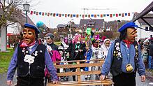 Die Maskengruppe Reckinger Schnörri führt den Umzug an.