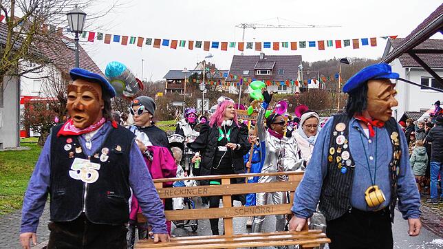 Die Maskengruppe Reckinger Schnörri führt den Umzug an.