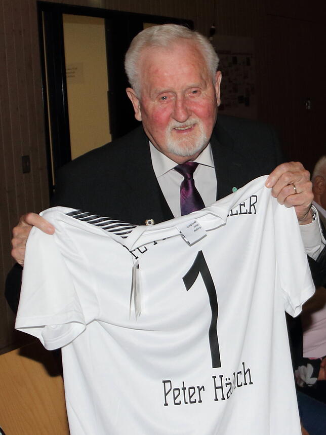 Im Rahmen der Feier seines 100-jährigen Bestehens macht der Fußballclub Mönchweiler mit der Verleihung eines Trikots an Peter Häbich im ...