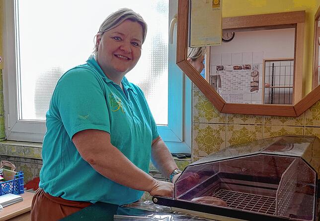 Als Letztes werden die Osterlämmer noch eingeschweißt. Das macht Kerstin King, Bäckereifachverkäuferin, die bereits seit 25 Jahren im ...