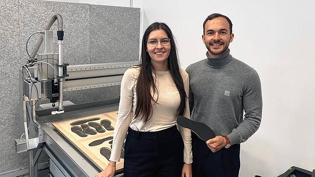 Die beiden Mitgründer und Geschäftsführer von Eversion Technologie, Julia Zimmermann und Timon Sutter, in der Produktionsstätte des ...