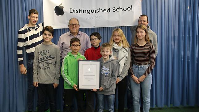 Auszeichung: Die Alemannschule Wutöschingen ist bis 2021 „Apple Distinguished School“. Darüber freuen sich die iPad- und ...