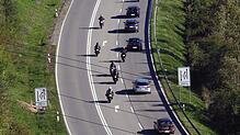 Wie beliebt der Randenaufstieg der B 314 bei Motorradfahrern ist, zeigt dieses Bild nach der unfallträchtigen Sonnenhofkurve.