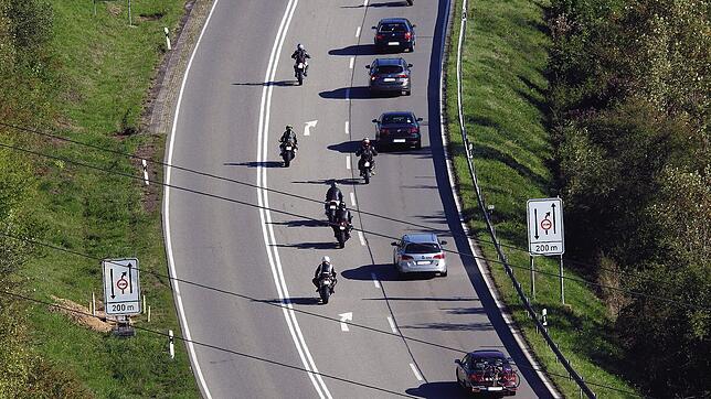 Wie beliebt der Randenaufstieg der B 314 bei Motorradfahrern ist, zeigt dieses Bild nach der unfallträchtigen Sonnenhofkurve.