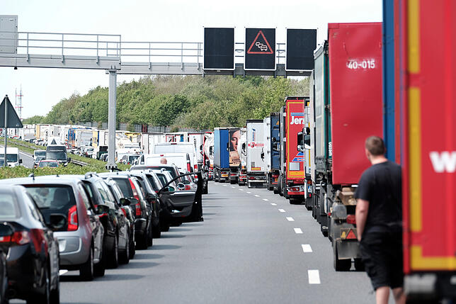 Eine Rettungsgasse ist auf der Autobahn nach einem Unfall von den Fahrzeugen gebildet worden.