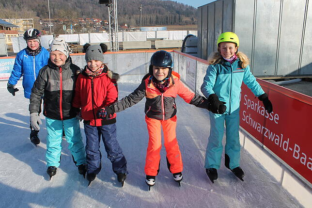 Bild 18: Werkrealschüler genießen die Blumberger Eisbahn