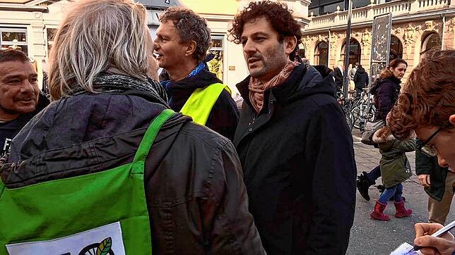 Luigi Pantisano bei einer Fahrraddemonstration der Gruppe Ciclo Mitte Februar 2020 auf der Marktstätte &ndash; links neben ihm im Bild ...