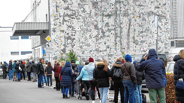 Eine lange Schlange der Impfwilligen windet sich um die Kletterhalle vor dem Milchwerk: Am Gemeindeimpftag in Radolfzell mussten die ...