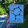 Kurz vor der Abzweigung nach Langenschiltach weist eine Verkehrstafel auf die Straßensperrung ab Reichenbach hin. Wer in Richtung ...