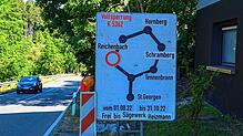 Kurz vor der Abzweigung nach Langenschiltach weist eine Verkehrstafel auf die Straßensperrung ab Reichenbach hin. Wer in Richtung ...