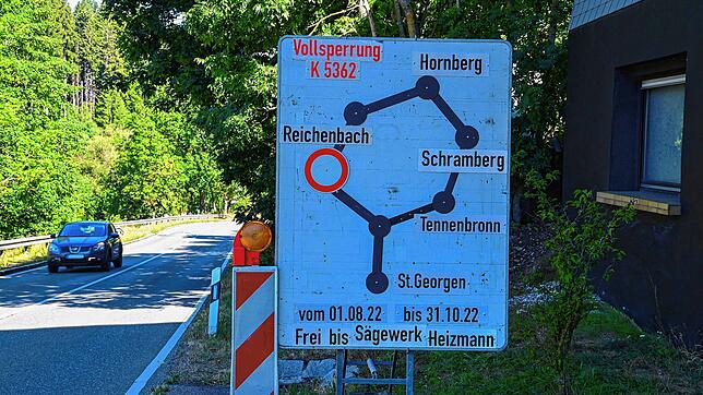 Kurz vor der Abzweigung nach Langenschiltach weist eine Verkehrstafel auf die Straßensperrung ab Reichenbach hin. Wer in Richtung ...