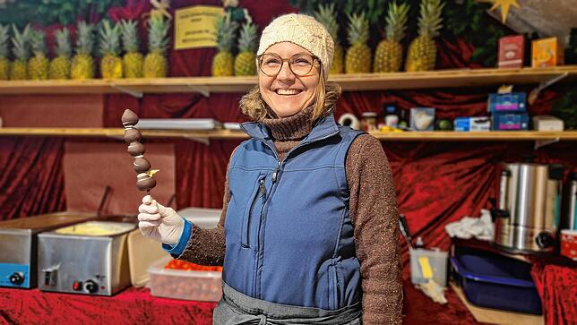 Stefanie John hat Früchte mit süßer Schoko-Ummantelung im Angebot.