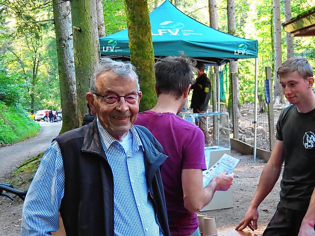 Auch der ehemalige Stadtförster Max Ecker, der das Wildgehege 1974 mitgegründet hat, ist beim Jubiläumsfest zu Besuch.