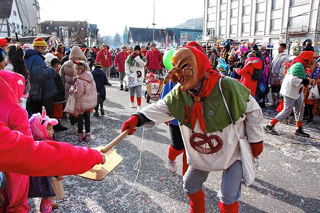 Bild 7: Sonne für die Narren: Großer Fasnet-Umzug begeistert in Singen!