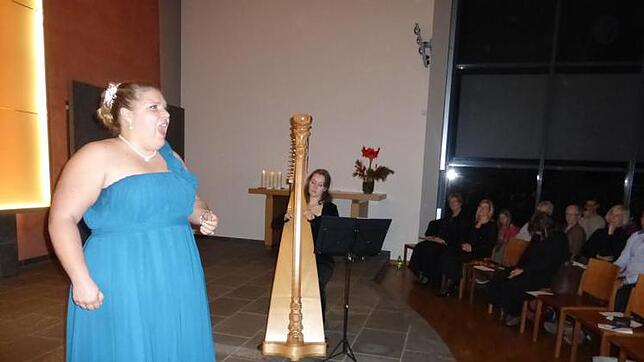 Anja Schuler (links) singt bei der Abendmusik eine Arie von >Puccini.