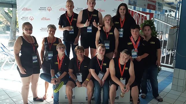 Erfolge beim Förderverein Special Olympics Hochrhein (stehend, von links): Trainerinnen Sarah Schneider und Christine Spagnolo, Dominik ...
