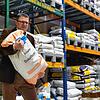 Bäckerei-Unternehmer Georg Krachenfels &ndash; hier mit einem halben Zentner Dinkelflocken &ndash; ist froh über sein gut gefülltes ...