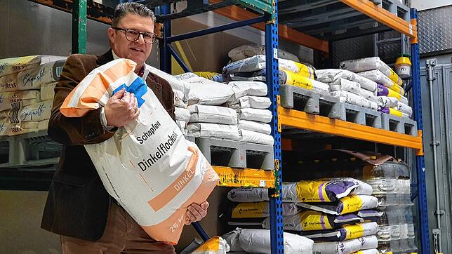Bäckerei-Unternehmer Georg Krachenfels &ndash; hier mit einem halben Zentner Dinkelflocken &ndash; ist froh über sein gut gefülltes ...