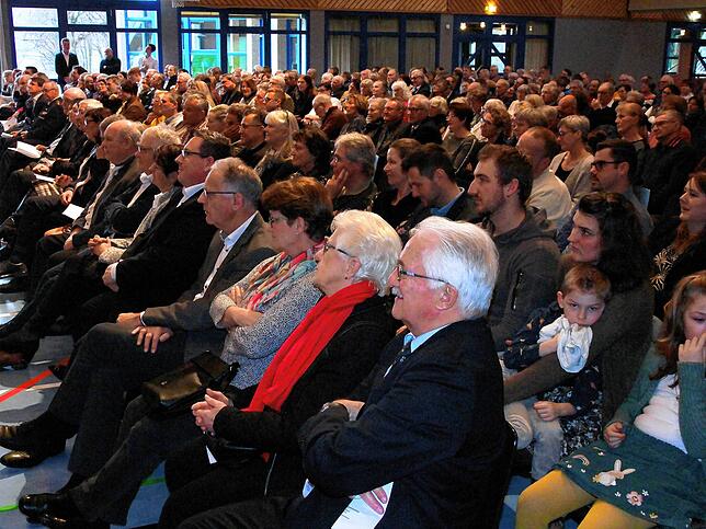 Rund 360 Bürger wohnten der Vereidigung im Amt und der Neujahrsansprache von Bürgermeister Jürgen Maas in der Höri-Halle bei.