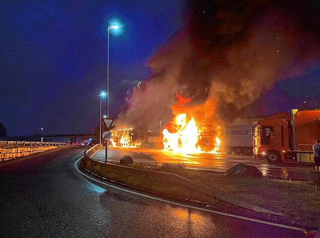 Mehrere Stunden dauerten in der Nacht zum Samstag die Löscharbeiten.