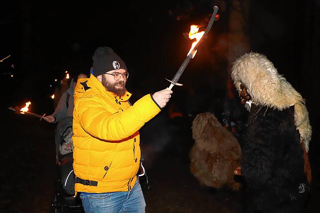 Bild 25: Schneeschreck und Riedhexen tanzen am Feuer &ndash; Alle Bilder vom Fasnachtsauftakt in Wollmatingen