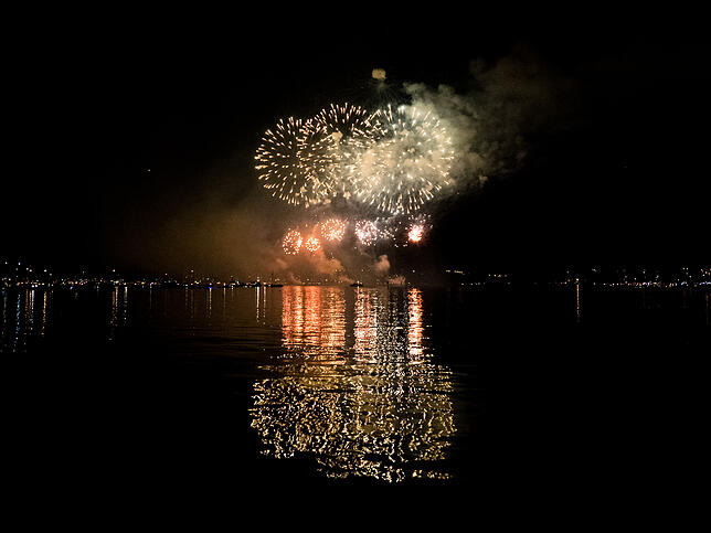 Bild 7: Das Seenachtfest-Feuerwerk vom Logenplatz am Yachthafen: Der Kreuzlinger Teil in Bildern