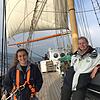 Ein stabiler Magen ist notwendig: Nele Haarmann (links) aus Donaueschingen in Schräglage mit der Ocean-College-Lehrerin Christin. Das ...