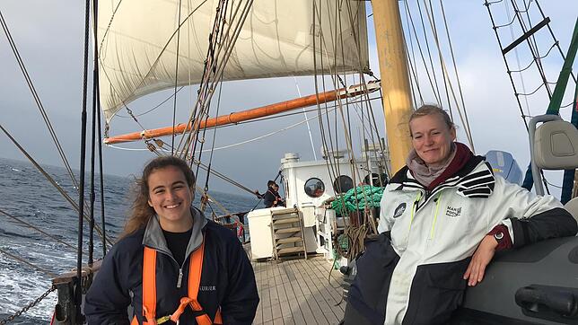 Ein stabiler Magen ist notwendig: Nele Haarmann (links) aus Donaueschingen in Schräglage mit der Ocean-College-Lehrerin Christin. Das ...