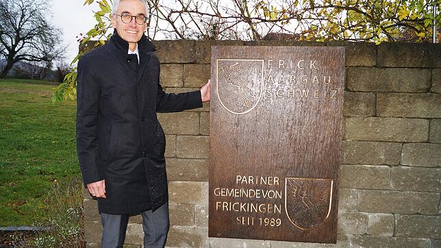 Die Gedenktafel am Fricker Platz in der Ortsmitte kündet von der Partnerschaft mit der Schweizer Gemeinde Frick, die jetzt seit ...