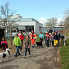 Ein Spaziergang der betreuten Kinder mit den Hunden der Rettungshundestaffel aus Löffingen macht viel Spaß. Bild: Reiner Baltzer