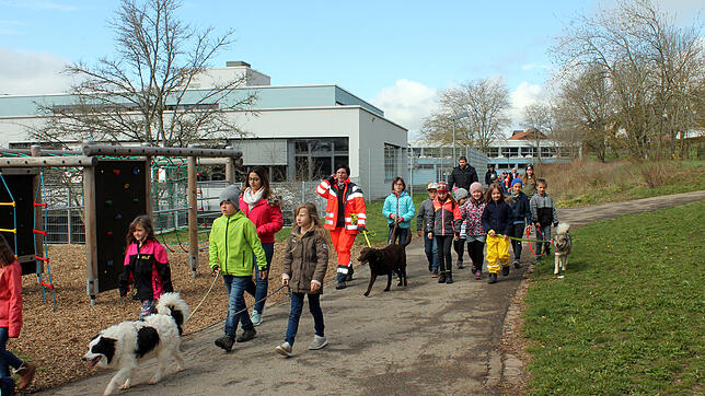 Ein Spaziergang der betreuten Kinder mit den Hunden der Rettungshundestaffel aus Löffingen macht viel Spaß. Bild: Reiner Baltzer